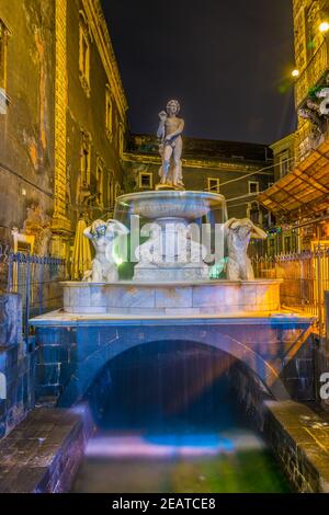 Nachtansicht des Amenano Brunnens in Catania, Sizilien, Italien Stockfoto