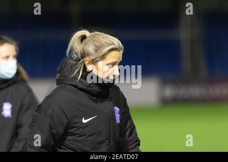 Solihull, West Midlands, 10th. Februar 2021. Womes Super League Spiel zwischen Birmingham Rivalen Birmingham City FC und Aston Villa auf dem Solihull Moors Ground, Solihull wurde wegen eines gefrorenen Platzes verschoben. Birmingham City Manager Carla ward nach der Ankündigung. Kredit: Peter Lopeman/Alamy Live Nachrichten Stockfoto