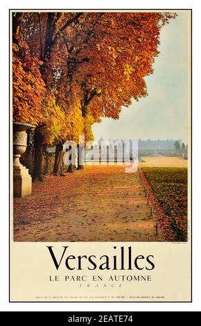 REISEPOSTER VERSAILLES GARDEN PARK HERBST FRANKREICH Vintage-Reiseposter, das Chateau Versailles in Frankreich als Reiseziel promoting. Die Gärten von Versailles - Jardins du Chateau de Versailles - nehmen einen Teil dessen ein, was einst das Domaine Royal de Versailles, das königliche Grundstück des Schlosses von Versailles, war. Westlich des Palastes gelegen, erstrecken sich die Gärten auf rund 800 Hektar Land, von denen ein Großteil im klassischen französischen Stil gestaltet ist, der hier von Andre Le Notre perfektioniert wurde. Stockfoto