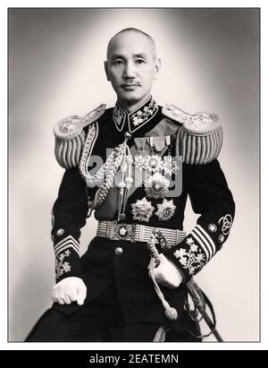 1940er Weltkrieg Chiang Kai-shek Vorsitzender der nationalen Regierung der Republik China 1943 formelles Studio Porträt von Chiang Kai-shek in offizieller Uniform, Führer von Taiwan Chiang Kai-shek (31. Oktober 1887 – 5. April 1975) auch bekannt als Chiang Chung-cheng und über Mandarin als Chiang Chieh-Shih und Jiang Jieshi umgestaltet, war ein chinesischer nationalistischer Politiker, Revolutionär- und Militärführer, der zwischen 1928 und 1975 als Führer der Republik China diente. zuerst in Festlandchina bis 1949 und dann in Taiwan bis zu seinem Tod. Stockfoto