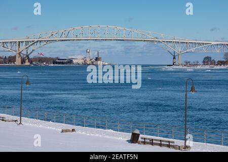 Port Huron, Michigan - die Blue Water Bridge, die die Vereinigten Staaten (links) und Kanada über den St. Clair River am südlichen Ende des Lake Hur verbindet Stockfoto