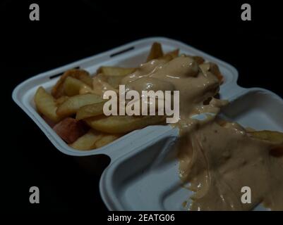 currywurst mit Pommes in eine Tasse. Traditionelles deutsches Essen mit Dip zu Corona Zeiten, negativer Raum zu gehen Stockfoto