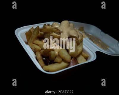 currywurst mit Pommes in eine Tasse. Traditionelles deutsches Essen mit Dip zu Corona Zeiten, negativer Raum zu gehen Stockfoto