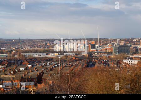 4 Turmdrehkrane arbeiten an der Monk Bridge Entwicklung in Leeds City Centre, die 5 Turmblöcke mit über 600 Wohnungen haben wird. Stockfoto