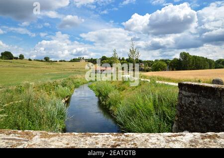 Schöne und entspannende, grüne Ebene Landschaft mit einem kleinen Fluss Stockfoto