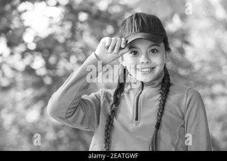 Der fantastische Touch rundet Ihr Hipster-Outfit ab. Kleine Mädchen tragen Hipster Mütze im Freien. Modisches Accessoire. Happy Child genießen Hipster-Stil. Schönheit Blick des kleinen Kindes. Lässiger Style. Modischer Trend. Stockfoto