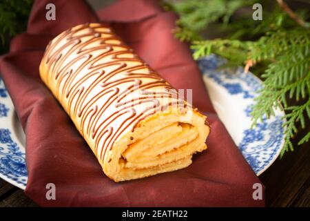 Buche de Noel ist traditionelle französische Weihnachtskuchen, yule log Kuchen Stockfoto