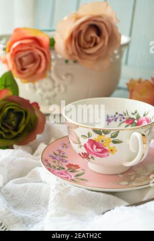 Stillleben mit einem Bouquet von Vintage-Rosenblüten und Teetasse Stockfoto