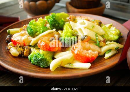 Meeresfrüchte Garnelen und Lachs. Mit Salat garniert. Stockfoto