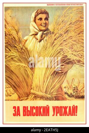 Vintage 1946 Sowjetisches Propagandaplakat - ‘für eine hohe Ernte!’ Das Kunstwerk zeigt eine Farmerin, die lächelt und zwei große Bündel Weizen trägt. Erntemaschinen sind im Hintergrund zu sehen. Russland, Sowjetunion Designer: Viktor Ivanov, Stockfoto