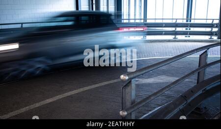 Parkplätze in der Tiefgarage. Autos in der Garage, ohne Leute geparkt. Viele Autos in der Garage. Tiefgarage mit Autos (Farbe getonte Bild) Stockfoto