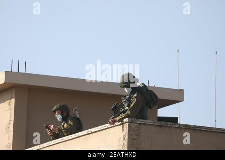 10. Februar 2021: Jenin, Westjordanland, Palästina. 10. Februar 2021. Im Dorf Tura Al-Gharbiya sind zahlreiche israelische Truppen stationiert, um mit dem teilweisen Abriss des Wohnhauses eines Palästinensers zu beginnen, der verurteilt wurde, einen Siedler aus einer nahe gelegenen israelischen Siedlung getötet zu haben. Muhammad Kabha wurde angeklagt und wegen des Mordes am 20. Dezember an der Osterhorgen vor ihrer Siedlung Tal Menashe, einer der israelischen Siedlungen auf Dschenins Land, verhaftet. Der Abbruchbefehl wurde erlassen, obwohl Muhammad Kabha noch nicht verurteilt wurde. Kredit: ZUMA Press, Inc./Alamy Live Nachrichten Stockfoto