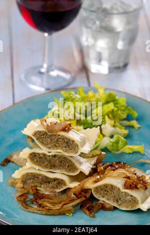 Hälften schwäbischer maultaschen Stockfoto