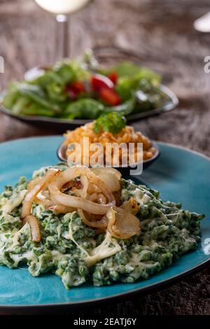 Bayerische Pasta mit Zwiebeln auf einem Teller Stockfoto