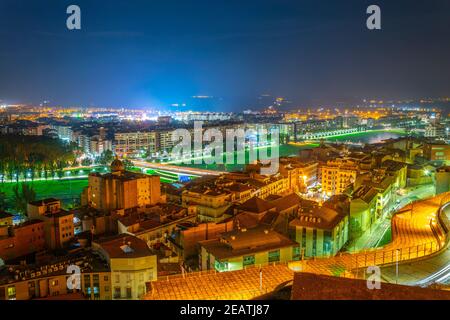 Nachtansicht der spanischen Stadt Lleida Stockfoto