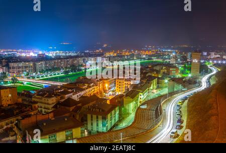 Nachtansicht der spanischen Stadt Lleida Stockfoto