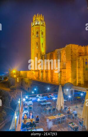 Nachtansicht der beleuchteten Kathedrale La Seu Vella in Lleida, Spanien Stockfoto