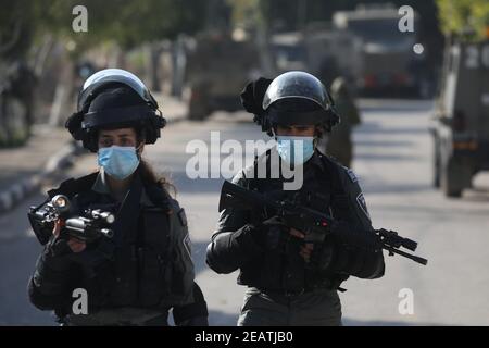 10. Februar 2021: Jenin, Westjordanland, Palästina. 10. Februar 2021. Im Dorf Tura Al-Gharbiya sind zahlreiche israelische Truppen stationiert, um mit dem teilweisen Abriss des Wohnhauses eines Palästinensers zu beginnen, der verurteilt wurde, einen Siedler aus einer nahe gelegenen israelischen Siedlung getötet zu haben. Muhammad Kabha wurde angeklagt und wegen des Mordes am 20. Dezember an der Osterhorgen vor ihrer Siedlung Tal Menashe, einer der israelischen Siedlungen auf Dschenins Land, verhaftet. Der Abbruchbefehl wurde erlassen, obwohl Muhammad Kabha noch nicht verurteilt wurde. Kredit: ZUMA Press, Inc./Alamy Live Nachrichten Stockfoto