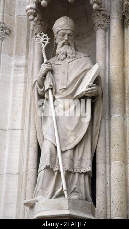 Statue des hl. Methodius auf dem Portal der Kathedrale Maria Himmelfahrt in Zagreb gewidmet Stockfoto