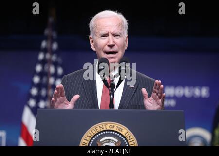 US-Präsident Joe Biden hält am 10. Februar 2021 im Eisenhower Executive Office Building (EEOB) im White House Complex in Washington, DC, USA, eine Rede zur Reaktion der USA auf den Putsch in Myanmar. Stockfoto