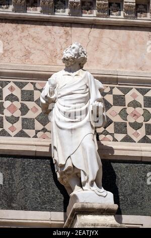 Statue des Propheten zugeschrieben Andrea Pisano, Portal an der Seitenwand der Cattedrale di Santa Maria del Fiore (Kathedrale der Heiligen Maria der Blume), Florenz, Italien Stockfoto