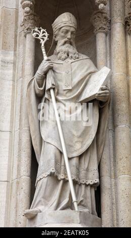 Statue des hl. Methodius auf dem Portal der Kathedrale Maria Himmelfahrt in Zagreb gewidmet Stockfoto