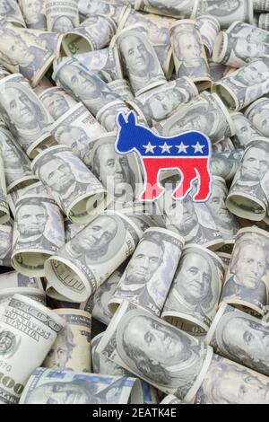 Demokrat Esel Logo Patch Abzeichen & US-Dollar-Banknoten (Training Kopien). Für US-politisches Fundraising & Demokrat PAC Kampagne Fonds, Biden Schulden Haufen. Stockfoto