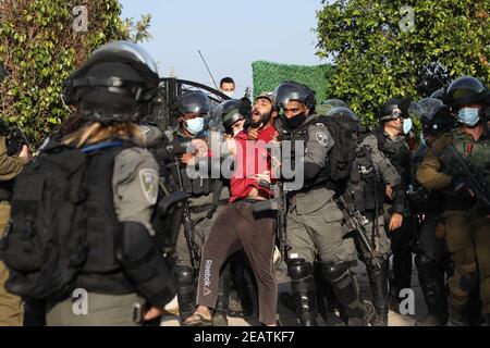 10. Februar 2021: Jenin, Westjordanland, Palästina. 10. Februar 2021. Im Dorf Tura Al-Gharbiya sind zahlreiche israelische Truppen stationiert, um mit dem teilweisen Abriss des Wohnhauses eines Palästinensers zu beginnen, der verurteilt wurde, einen Siedler aus einer nahe gelegenen israelischen Siedlung getötet zu haben. Muhammad Kabha wurde angeklagt und wegen des Mordes am 20. Dezember an der Osterhorgen vor ihrer Siedlung Tal Menashe, einer der israelischen Siedlungen auf Dschenins Land, verhaftet. Der Abbruchbefehl wurde erlassen, obwohl Muhammad Kabha noch nicht verurteilt wurde. Kredit: ZUMA Press, Inc./Alamy Live Nachrichten Stockfoto