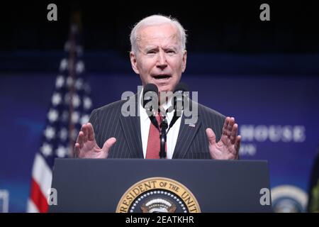 Washington, Usa. Februar 2021, 10th. Präsident Joe Biden hält am Mittwoch, den 10. Februar 2021, im Eisenhower Executive Office Building in Washington DC Bemerkungen zur Reaktion der USA auf den Putsch in Myanmar. Pool Foto von Michael Reynolds/UPI Kredit: UPI/Alamy Live News Stockfoto