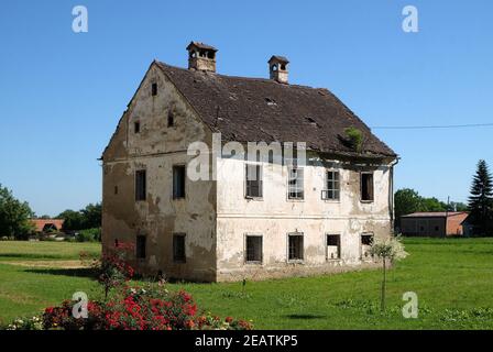 Aufgegeben und Landhaus in Lonjsko Polje, Kroatien ruiniert Stockfoto