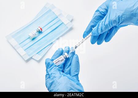 Arzt, Krankenschwester, Wissenschaftler, Forscher Hand in blauen Handschuhen mit Coronavirus, covid-19-Impfstoff-Krankheit Vorbereitung für menschliche klinische Studien Impfung Stockfoto