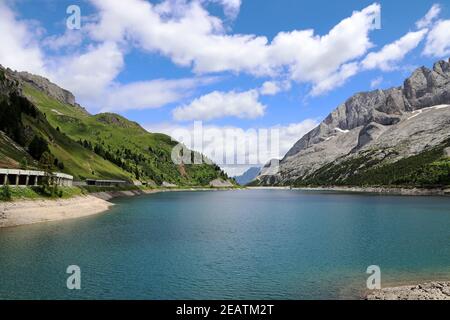 Der Fedaia Stausee in den Dolomiten in Südtirol Stockfoto