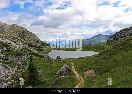 Valparolasee in den Dolomiten in Südtirol. Ein Bergsee auf dem Valparola Pass in den italienischen Alpen Stockfoto