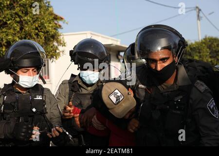 10. Februar 2021: Jenin, Westjordanland, Palästina. 10. Februar 2021. Im Dorf Tura Al-Gharbiya sind zahlreiche israelische Truppen stationiert, um mit dem teilweisen Abriss des Wohnhauses eines Palästinensers zu beginnen, der verurteilt wurde, einen Siedler aus einer nahe gelegenen israelischen Siedlung getötet zu haben. Muhammad Kabha wurde angeklagt und wegen des Mordes am 20. Dezember an der Osterhorgen vor ihrer Siedlung Tal Menashe, einer der israelischen Siedlungen auf Dschenins Land, verhaftet. Der Abbruchbefehl wurde erlassen, obwohl Muhammad Kabha noch nicht verurteilt wurde. Kredit: ZUMA Press, Inc./Alamy Live Nachrichten Stockfoto