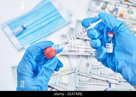 Arzt, Krankenschwester, Wissenschaftler, Forscher Hand in blauen Handschuhen mit Coronavirus, covid-19-Impfstoff-Krankheit Vorbereitung für menschliche klinische Studien Impfung Stockfoto