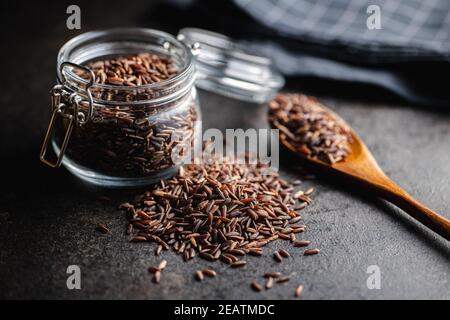 Ungekochte rote Reis. Roher Wildreis. Stockfoto