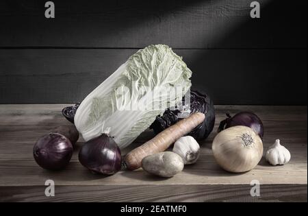 Gemüse auf einem Holzregal im Keller Stockfoto