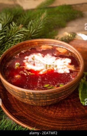 Kohlsuppe borscht. Suppe mit Gemüse und Rüben, in der Regel mit saurer Sahne, traditionelle weißrussische Gericht serviert Stockfoto