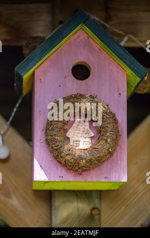 Altes dekoratives buntes Vogelhaus aus Holz Stockfoto