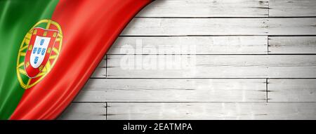 Portugiesische Flagge auf altem weißen Wandbanner Stockfoto