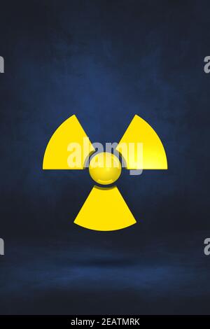 Radioaktives Symbol auf einem dunkelblauen Studiohintergrund Stockfoto