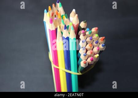 Bunte Buntstifte auf schwarzem Hintergrund Stockfoto
