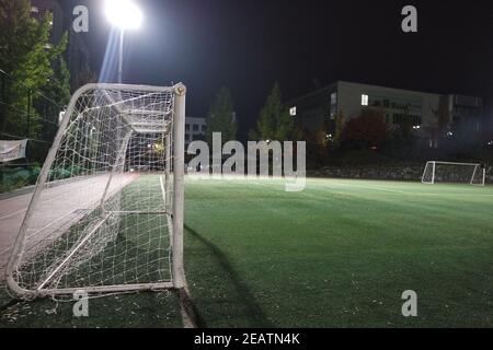 Nahaufnahme des Tornetzes auf einem Fußballplatz Stockfoto