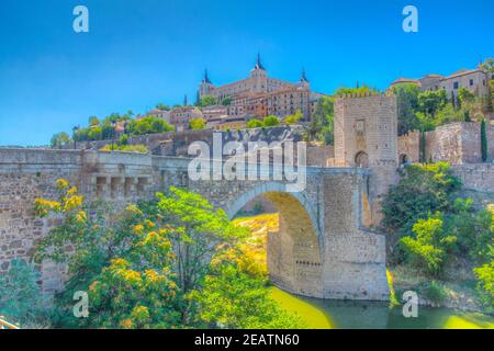 Alcantara Brücke über den Fluss Tajo mit Alcazar Burg im Hintergrund bei Toledo, Spanien Stockfoto