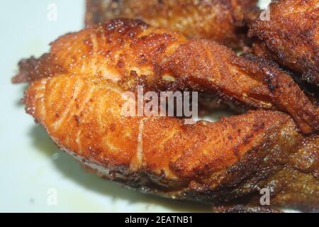 Würzig und knusprig Grill von gebratenem Fischfilet auf einem Weißer Hintergrund Stockfoto