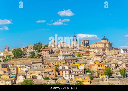 Luftaufnahme von Toledo dominiert von St. Ildefonso Kirche in Spanien Stockfoto