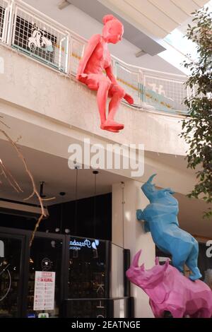 Colourful Sculptures at Outdoor Mall - Bunte Nashörner an der Wand Stockfoto