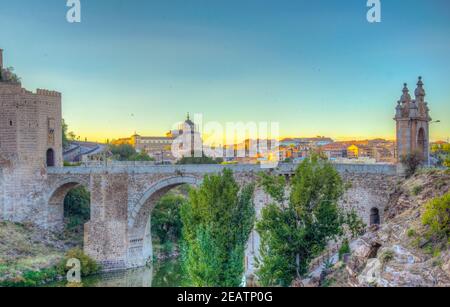 Blick auf die Alcantara Brücke über den Fluss Tajo in Toledo, Spanien Stockfoto