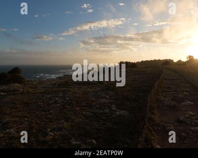 Blendender Effekt bei Sonnenuntergang mit blauem Himmel und Wolken Leucate in Südfrankreich Stockfoto