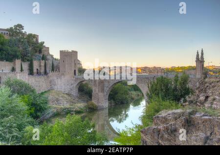 Blick auf die Alcantara Brücke über den Fluss Tajo in Toledo, Spanien Stockfoto